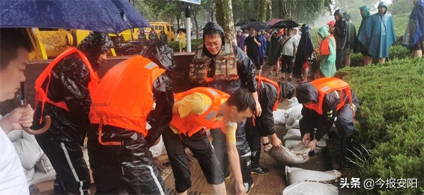 安陽益和熱力集團30人搶險隊逆流而上，奮戰在抗洪一線